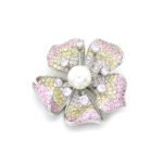 Wholesale flower zircon brooch with pink and yellow stones and central pearl on platinum plated copper from JuneJewelry.com – luxury floral jewelry for bulk orders.