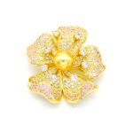 Wholesale flower zircon brooch with pink and yellow stones and central pearl on platinum plated copper from JuneJewelry.com – luxury floral jewelry for bulk orders.