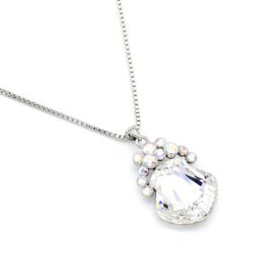 Elegant Swarovski element shell-shaped crystal pendant necklace in gold and white gold plating, sparkling jewelry from junejewelry.com.
