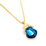 Elegant Swarovski element shell-shaped crystal pendant necklace in gold and white gold plating, sparkling jewelry from junejewelry.com.