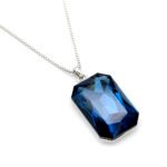 Minimalist rectangle-shaped Swarovski element crystal pendant necklace in white gold plated copper for fashion jewelry wholesale at junejewelry.com.