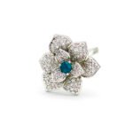 Wholesale floral zircon ring with emerald green center stone and gold plated copper from JuneJewelry.com – adjustable flower ring for bulk orders.