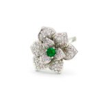 Wholesale floral zircon ring with emerald green center stone and gold plated copper from JuneJewelry.com – adjustable flower ring for bulk orders.