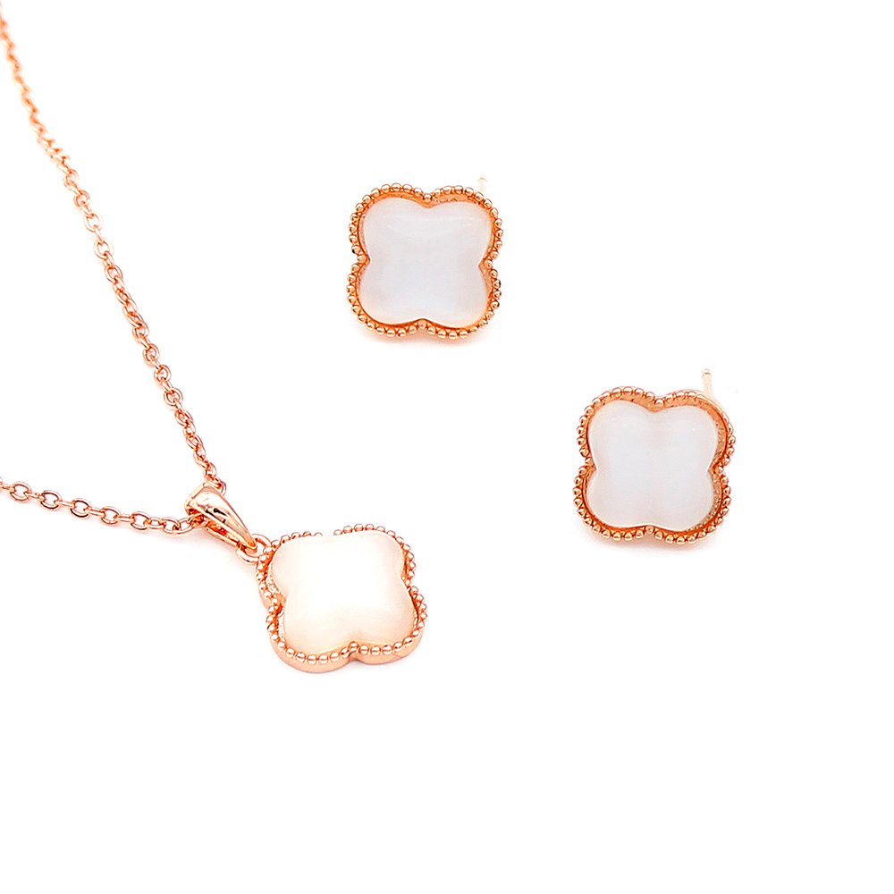 K200006A-001.70.A Wholesale clover jewelry set featuring white four-leaf clover necklace and earrings in rose gold plated alloy from JuneJewelry.com – elegant fashion jewelry for bulk orders.
