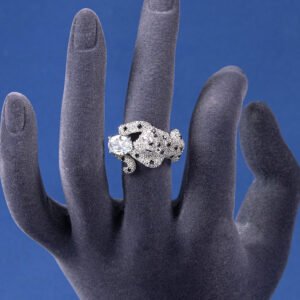 Wholesale leopard zircon ring with 18K gold plated copper and a red oval stone from JuneJewelry.com – adjustable animal jewelry for bulk orders.