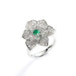 Wholesale floral zircon ring with emerald green center stone and gold plated copper from JuneJewelry.com – adjustable flower ring for bulk orders.