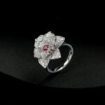 Wholesale floral zircon ring with emerald green center stone and gold plated copper from JuneJewelry.com – adjustable flower ring for bulk orders.