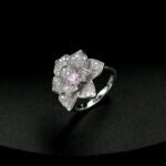 Wholesale floral zircon ring with emerald green center stone and gold plated copper from JuneJewelry.com – adjustable flower ring for bulk orders.