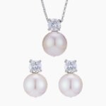High-end light luxury pearl jewelry set wholesale featuring a brilliant round zircon solitaire pendant necklace and matching pearl stud earrings from junejewelry.com