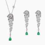 Luxury animal motif leopard head zircon jewelry set wholesale featuring a micro-pave panther head pendant necklace with an emerald green zircon teardrop tassel and matching long drop earrings from junejewelry.com