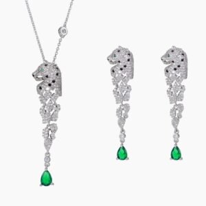 Luxury animal motif leopard head zircon jewelry set wholesale featuring a micro-pave panther head pendant necklace with an emerald green zircon teardrop tassel and matching long drop earrings from junejewelry.com