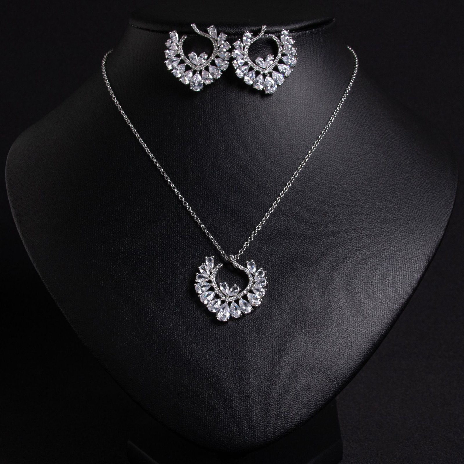 LJT5613 (4) Niche hollow heart crystal jewelry set wholesale featuring an openwork marquise cubic zirconia heart wreath pendant necklace and matching heart earrings from junejewelry.com