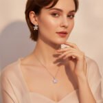 Niche snowflake zircon jewelry set wholesale featuring a delicate multi-point cubic zirconia snowflake pendant and matching drop earrings from junejewelry.com