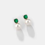 Niche small pearl necklace jewelry set wholesale featuring delicate round faux pearls, an emerald-green cubic zirconia center accent, and matching pearl stud earrings from junejewelry.com