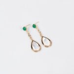 Niche teardrop shell pearl zircon jewelry set wholesale featuring a pear-shaped mother-of-pearl drop topped with a round green agate gem and crystal linear chain, paired with matching drop earrings from junejewelry.com