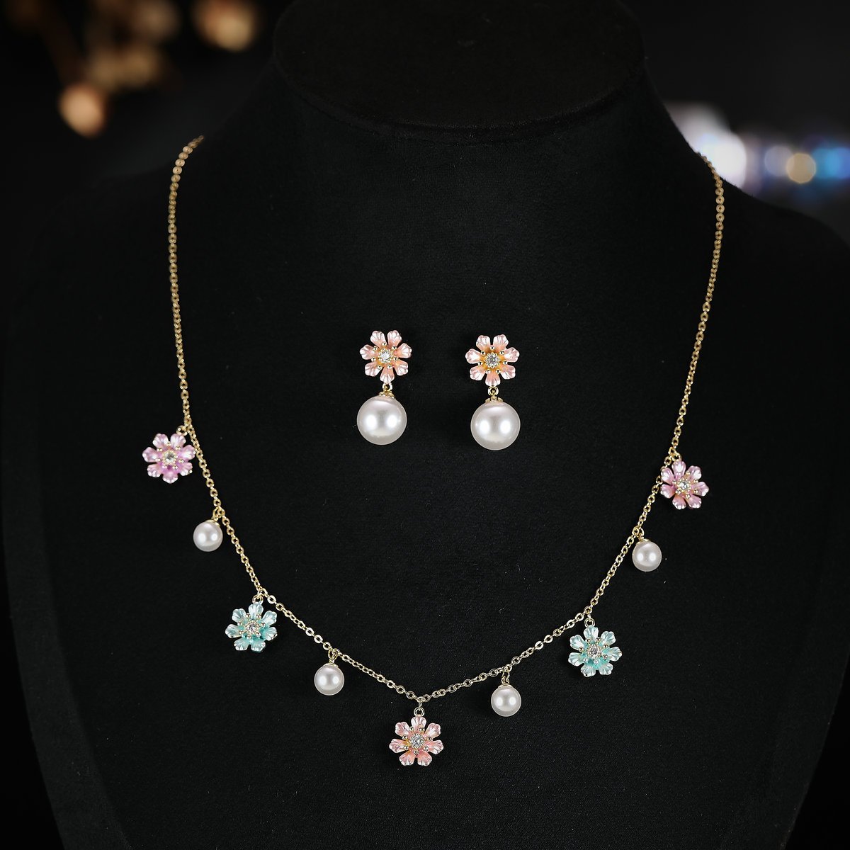 T-001 (9) Niche floral charm pearl necklace earring set wholesale featuring alternating enamel flower charms and high-luster round pearl drops along a gold link chain with matching flower pearl drop earrings from junejewelry.com