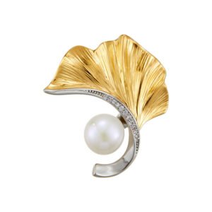 Vintage two tone ginkgo leaf pearl brooch wholesale featuring textured gold ginkgo fan leaf, micro-pave cubic zirconia silver stem, and a round white freshwater pearl from junejewelry.com