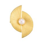Minimalist brushed gold fan-shaped pearl brooch wholesale featuring dual wire-brushed geometric fan segments, micro-pave cubic zirconia edges, and a center freshwater pearl from junejewelry.com