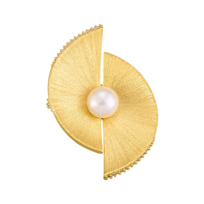 XC08265 (5) Minimalist brushed gold fan-shaped pearl brooch wholesale featuring dual wire-brushed geometric fan segments, micro-pave cubic zirconia edges, and a center freshwater pearl from junejewelry.com