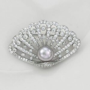 Seashell pearl crystal brooch wholesale featuring an openwork scalloped fan frame encrusted with pavé and bezel-set cubic zirconia, a center freshwater pearl, and a convertible back hook from junejewelry.com
