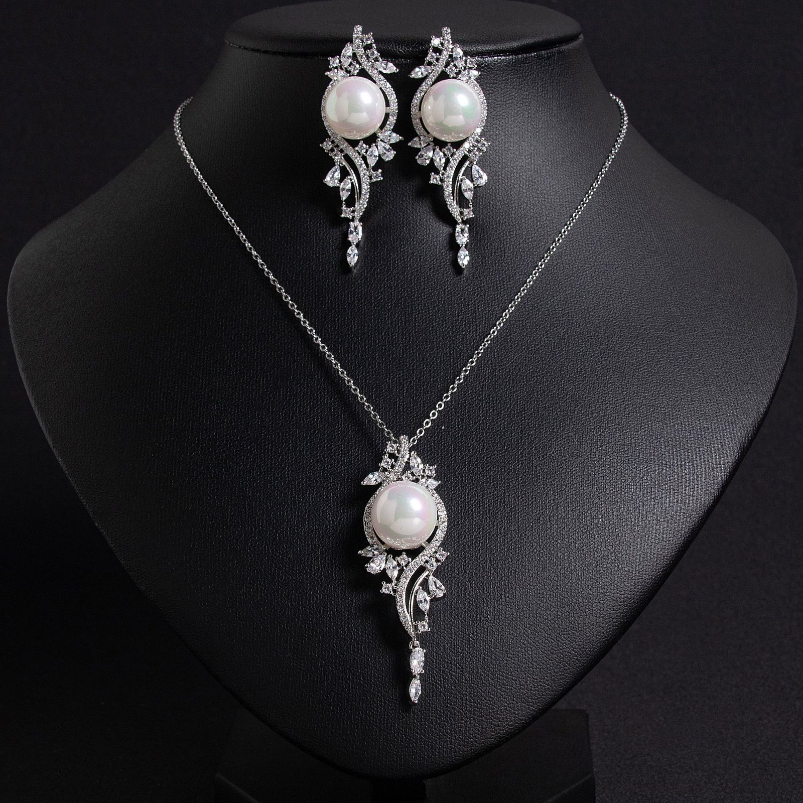 ljt5770 (1) Niche pearl crystal vine jewelry set wholesale featuring a lustrous synthetic pearl encircled by an asymmetric marquise crystal vine motif with matching drop earrings from junejewelry.com