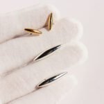 Wholesale two-tone dual spindle bar stud earrings with genuine 18K gold and white gold plating on copper