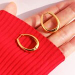 Wholesale modern waterdrop oval huggie hoop earrings with genuine 18K gold and white gold plating on copper