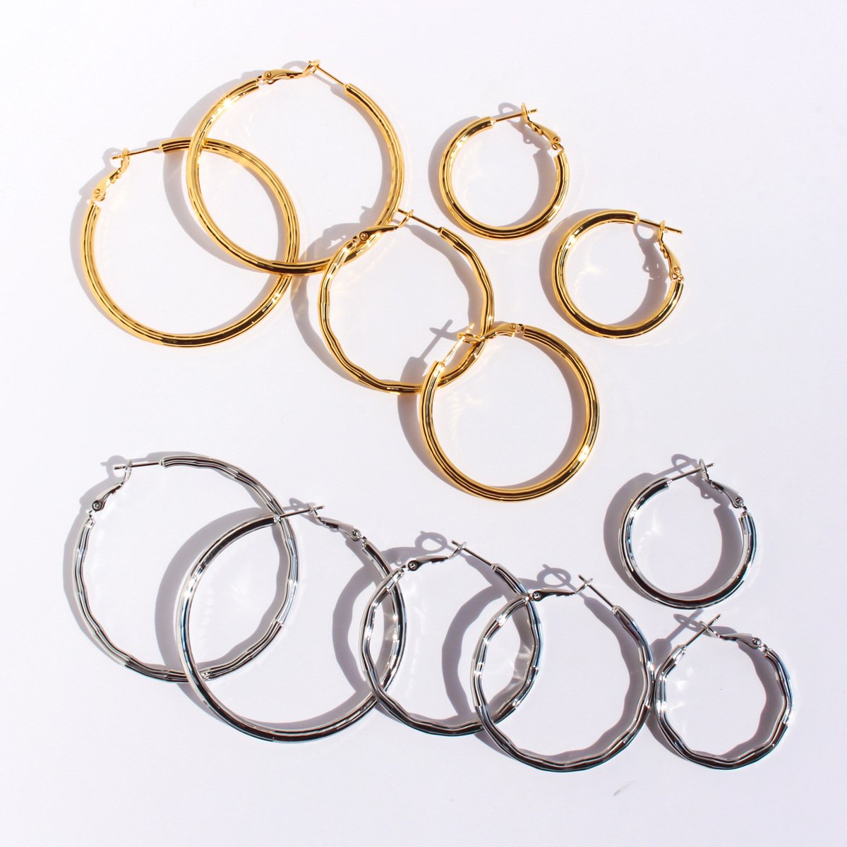 268 (2) Wholesale classic textured bamboo wavy hoop earrings in multiple sizes with genuine 18K gold and white gold plating on copper Product Description