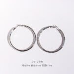Wholesale classic textured bamboo wavy hoop earrings in multiple sizes with genuine 18K gold and white gold plating on copper Product Description