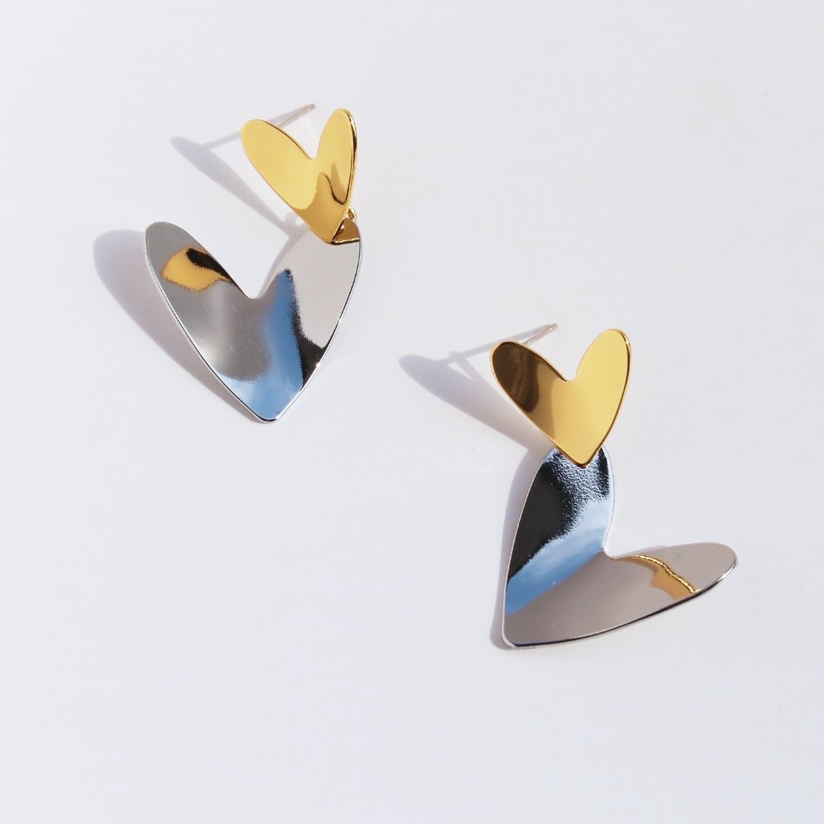 312 (3) Wholesale modern two-tone asymmetric heart dangle earrings with genuine 18K gold and white gold plating on copper
