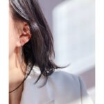 Wholesale modern minimalist long curved drop wire earrings with genuine 18K gold and white gold plating on copper