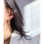 Wholesale modern minimalist long curved drop wire earrings with genuine 18K gold and white gold plating on copper