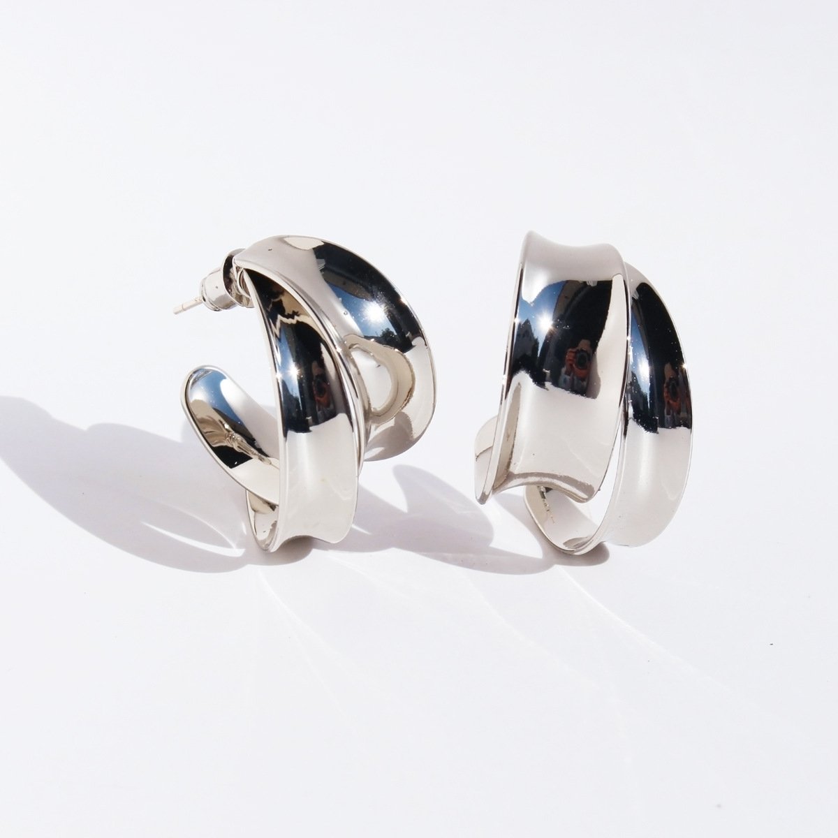 472 (2) Wholesale modern wide folded wave C-shape hoop earrings with genuine 18K gold and white gold plating on copper