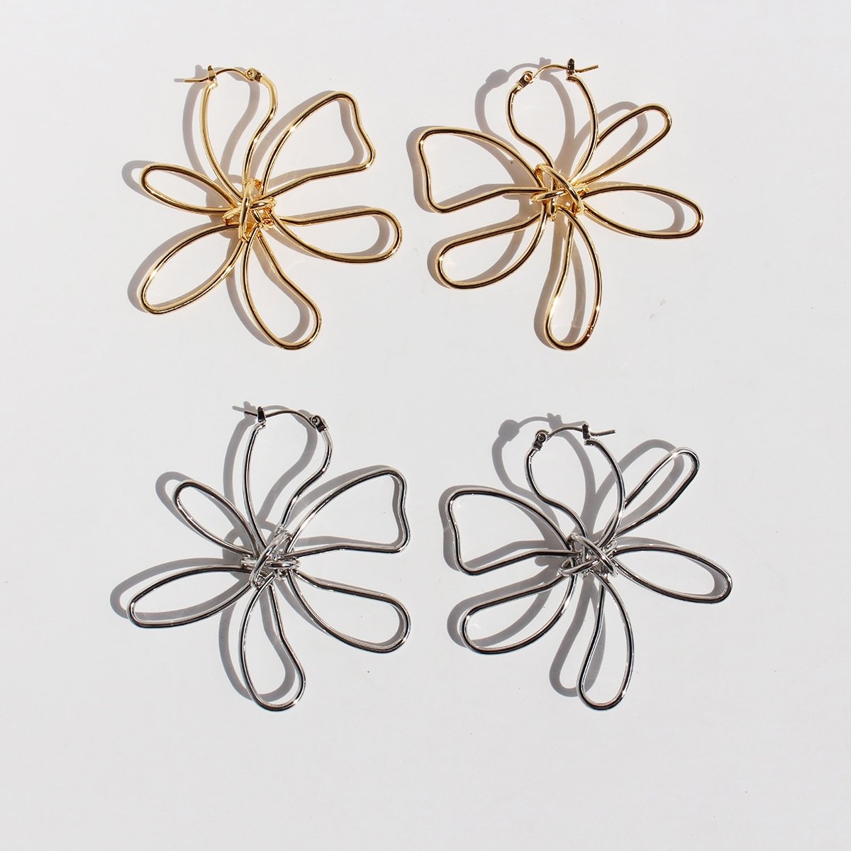 685 (2) Wholesale modern abstract wire cutout flower statement hoop earrings with genuine 18K gold and white gold plating on copper