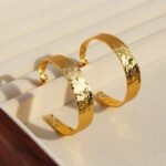 Wholesale vintage hammered texture wide C-shape hoop earrings with genuine 18K gold plating on copper