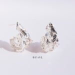 Wholesale sculptural feather cubic zirconia C-shape earrings with genuine 18K gold and white gold plating on copper