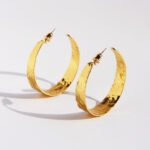 Wholesale vintage hammered texture wide C-shape hoop earrings with genuine 18K gold plating on copper